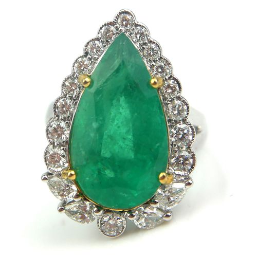 Null 一枚18K白金、祖母绿和钻石戒指

梨形的祖母绿被钻石包围。(尺寸M/N)

(绿宝石约9.10克拉 钻石约1.06克拉)