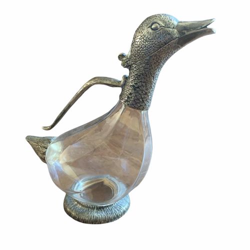 Null 20世纪初欧洲大陆的镀银鸭子酒壶

有一个透明的玻璃瓶形的身体和滚动的手柄，在圆形的底座上凸起。

(高26厘米)