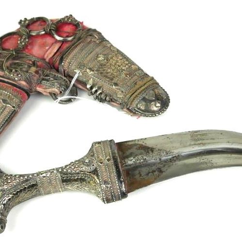 Null 一把19世纪末/20世纪初的银柄波斯匕首

有弯曲的刀刃和压花的刀鞘。