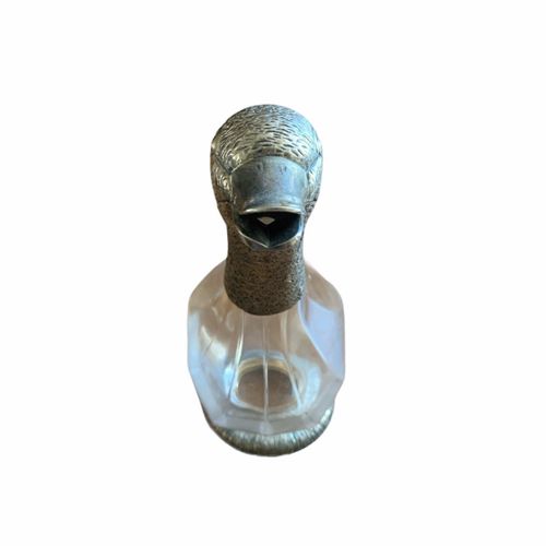 Null 20世纪初欧洲大陆的镀银鸭子酒壶

有一个透明的玻璃瓶形的身体和滚动的手柄，在圆形的底座上凸起。

(高26厘米)