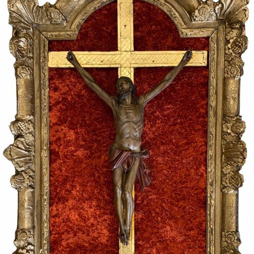 Null 十八世纪大陆雕花木制十字架，镶嵌在巴洛克式雕刻的鎏金木框架中

装饰有花头和叶子。

(95.5cm x 62cm)