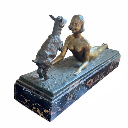 Null 约瑟夫-达斯特，一尊装饰艺术风格的带小羊的裸体女性青铜雕像

大理石底座上，签名为 "J.D'ASTE？

(高27厘米 x 长15厘米 x 宽61.&hellip;