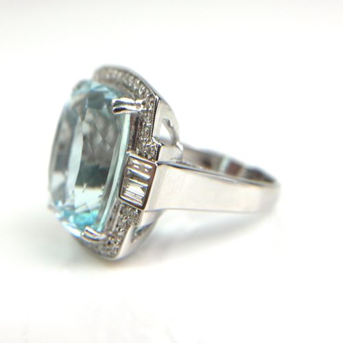 Null 18K白金海蓝宝石钻石戒指（N码）。

(海蓝宝石约重14.30ct)



状态: 良好