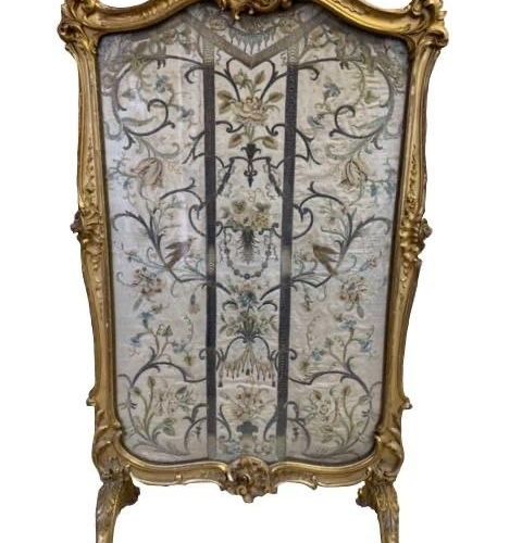 Null 由爱德华兹和罗伯茨零售，一个大型和令人印象深刻的18世纪路易十五洛可可风格的金木火屏

框架上装饰有贝壳，叶子和花头，装有17/18世纪的丝绸和羊毛工&hellip;