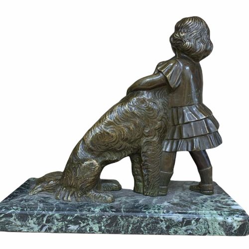 Null J.弗斯，铜像，一个女孩和狗站在一起

竖立在大理石基座上，有签名。

(高28厘米 x 长16厘米 x 宽32.5厘米)