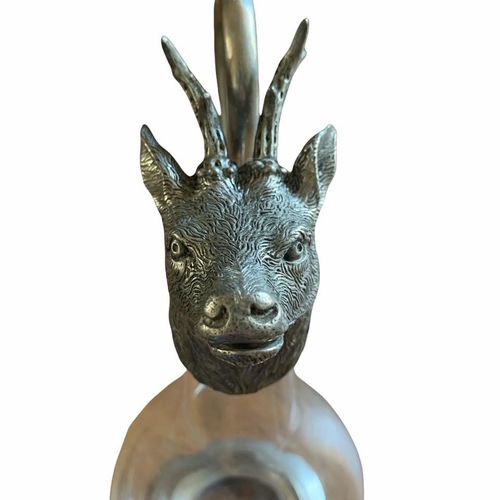 Null 20世纪初欧洲大陆的镀银红葡萄酒壶，形成了一个雄鹿。

有一个透明的玻璃瓶形的身体和滚动的手柄，在圆形的底座上标有 "OD 95"。

(高30.5厘&hellip;