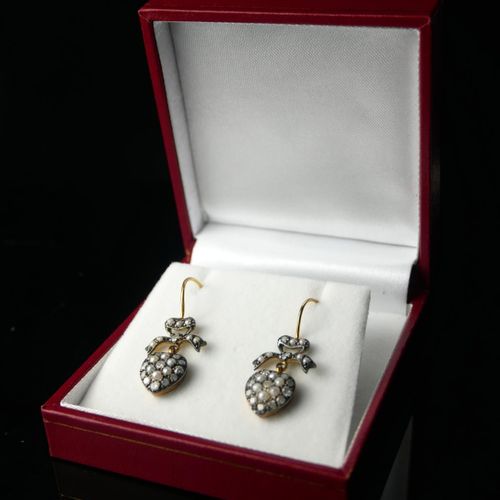 Null 一对心形吊坠耳环，顶部有蝴蝶结，镶嵌着钻石和籽珍珠。