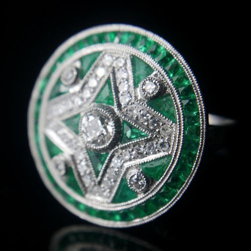 Null A LARGE VINTAGE STYLE PLATINUM, EMERALD AND DIAMOND COCKTAIL RING

Boxed.

&hellip;