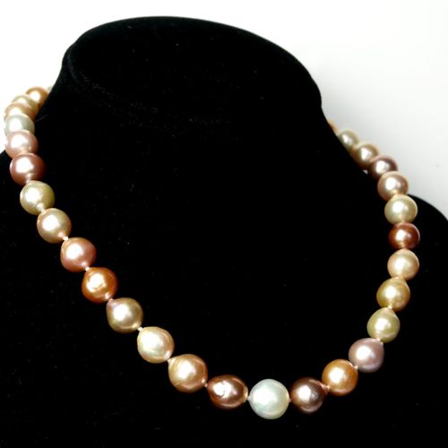 Null 一串白色、桃色、淡粉色和深粉色的淡水养殖珍珠。

用一个9ct金球扣扣住。