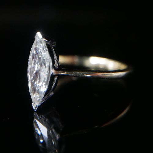 Null 18K黄金和白金榄尖形切割钻石戒指

带有WGI证书。

(钻石约1.11克拉，尺寸N)