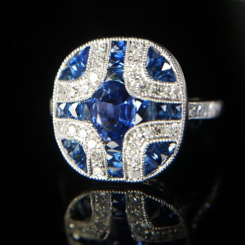 Null 装饰艺术风格的铂金、蓝宝石和钻石面板戒指

已装箱。

(尺寸N)