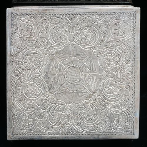 Null 斯里兰卡锡兰银盒

雕饰有卷曲的叶子和花朵，周围有环形冲孔地，坎迪安艺术协会（KAA）。

(281.8g)