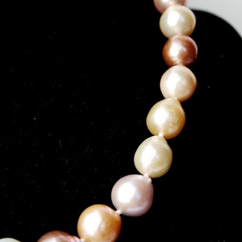 Null A STRING OF FRESHWATER CULTURED PEARLS IN SHADES OF WHITE, PEACH, PALE AND &hellip;