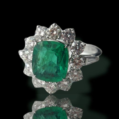 Null 一枚18K白金、祖母绿和钻石簇状戒指

两侧是锥形长方形的肩部。

(祖母绿约1.76克拉，钻石约1.10克拉)