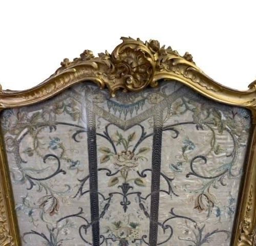 Null 由爱德华兹和罗伯茨零售，一个大型和令人印象深刻的18世纪路易十五洛可可风格的金木火屏

框架上装饰有贝壳，叶子和花头，装有17/18世纪的丝绸和羊毛工&hellip;