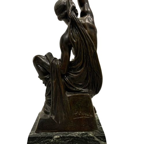 Null Joseph J. Emanuel (Descomps), Cormier, 法国, 1869 - 1950, 一件装饰艺术的青铜雕塑，一个坐着的带帷&hellip;