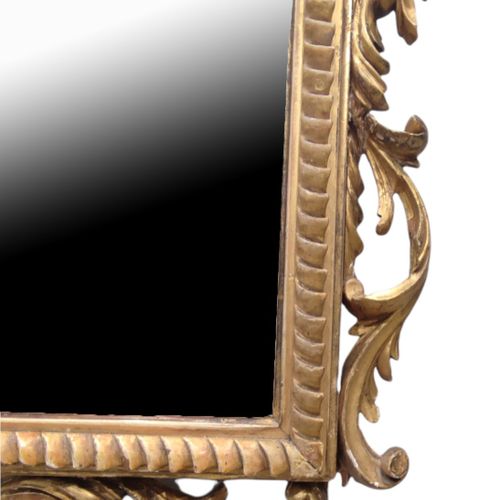 Null 一面18/19世纪北意大利雕花鎏金木镜

有一个火焰瓮和燕式踏板，玻璃板被树叶包围。

(高123厘米 x 77厘米)