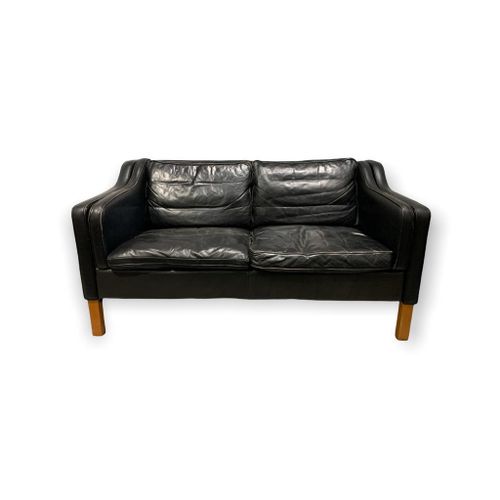 Null 20世纪丹麦黑色皮革双座沙发

竖立在方腿上。

(高75.5厘米 x 长77.5厘米 x 宽149厘米)