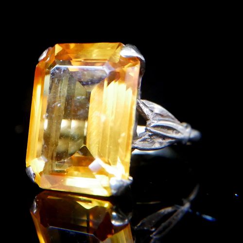 Null A 9CT GOLD, EMERALD CUT YELLOW SAPPHIRE RING.

(approx 27ct, size O)