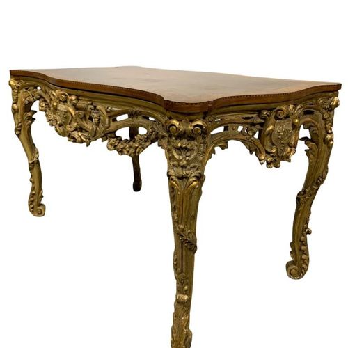 Null TABLE DE CENTRE EN BOIS DORÉ SCULPTÉ LOUIS XV DU 18E SIÈCLE, À LA MANIÈRE D&hellip;