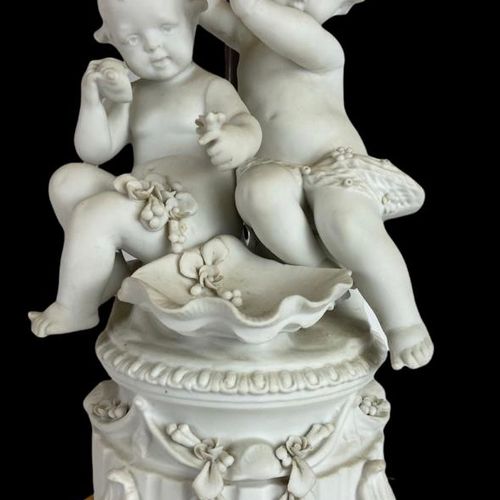 Null SÈVRES, PAIRE DE FIGURINES EN BISCUIT FRANÇAIS, PUTTI ASSIS SUR DES COLONNE&hellip;