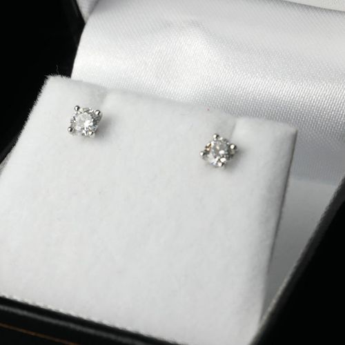 Null A PAIR OF 18CT WHITE GOLD AND ROUND BRILLIANT CUT SOLITAIRE DIAMOND STUDS

&hellip;