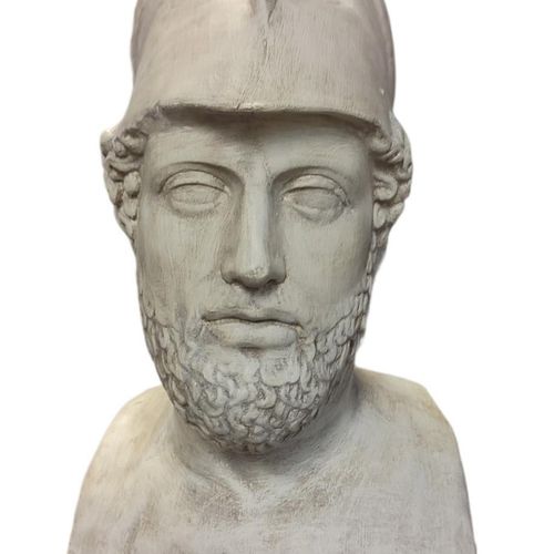 Null 根据克雷西拉斯的青铜原作，一个装饰性的半身石膏像，戴着科林斯头盔的伯里克利。

(高50厘米 x 长35厘米 x 宽28厘米)