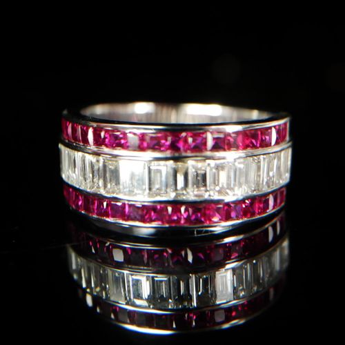 Null AN 18CT GOLD, RUBY AND DIAMOND HALF ETERNITY RING 

Having a row of baguett&hellip;