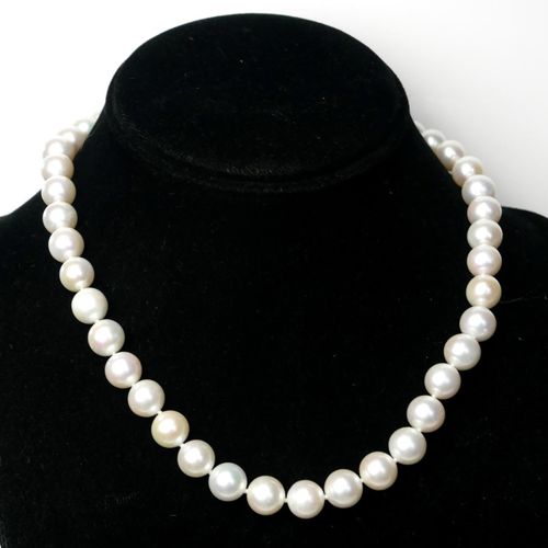 Null A FRESHWATER CULTURED PEARL NECKLACE

Fastened with a 9ct gold ball clasp.