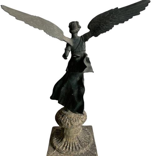 Null 19世纪意大利大旅行的 "胜利之翼 "铜雕，安装在一个石雕底座上

高72.5厘米 x 长23.5厘米 x 宽51.5厘米