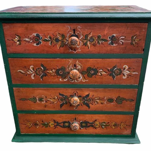 Null 19世纪欧洲装饰性彩绘松木四抽屉柜

带有旋钮把手。

(高70厘米 x 长34.5厘米 x 宽78.5厘米)