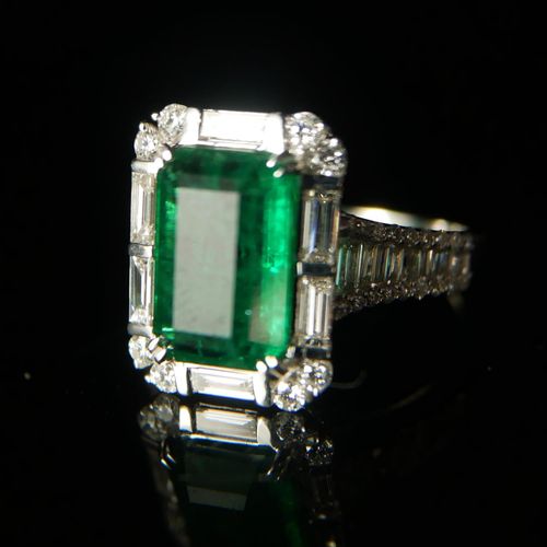 Null AN 18CT WHITE GOLD, EMERALD AND DIAMOND RING.

The emerald surrounded by ba&hellip;