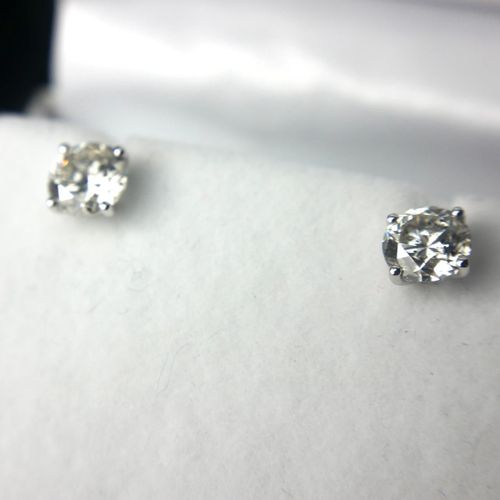 Null 一对18K白金和明亮式切割钻石耳钉

四爪镶嵌，已装箱。

(钻石约2.08克拉)