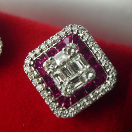 Null 一对18K白金，红宝石和钻石耳环。

已装箱。

(约钻石1.00ct，红宝石2.29ct，BG 0.46ct/RD 0.54ct)