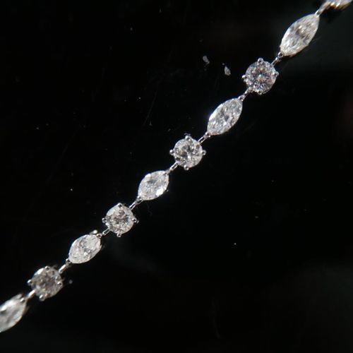 Null 一条18K白金钻石手链

交替镶嵌圆形明亮式切割和榄尖形切割钻石，已装箱。

(RBC 3.77ct, MQ 3.82ct, 钻石总数约7.59ct)