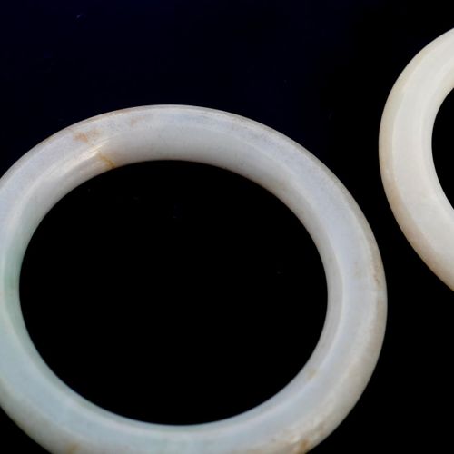 Null TWO CHINESE JADE BANGLES

Pale green and milky white (possible Ming period)&hellip;