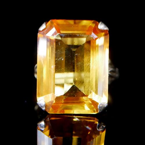 Null A 9CT GOLD, EMERALD CUT YELLOW SAPPHIRE RING.

(approx 27ct, size O)