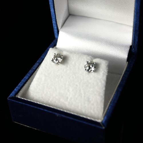 Null PAIRE DE CLOUS D'OREILLES EN OR BLANC 18CT ET DIAMANT ROND DE TAILLE BRILLA&hellip;