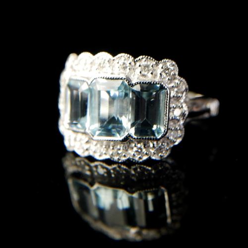 Null 一枚18K白金海蓝宝石钻石戒指

三颗海蓝宝石被钻石环绕。

(海蓝宝石约1.74克拉，钻石0.26克拉，尺寸为M/N)