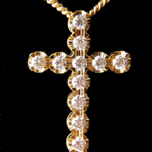 Null 一个9K金和圆形明亮式切割钻石十字架，悬挂在9K金链上。

(钻石约2.70ct)
