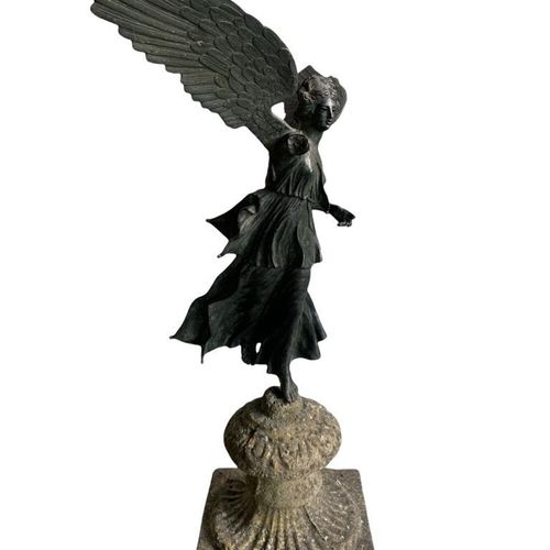 Null 19世纪意大利大旅行的 "胜利之翼 "铜雕，安装在一个石雕底座上

高72.5厘米 x 长23.5厘米 x 宽51.5厘米