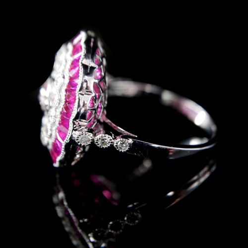 Null 铂金、红宝石和钻石礼服戒指

镶嵌有一颗中央的老式切割钻石，周围有一圈红宝石，一圈钻石和一圈红宝石的光环。

(钻石约1.00克拉，红宝石约2.95克&hellip;