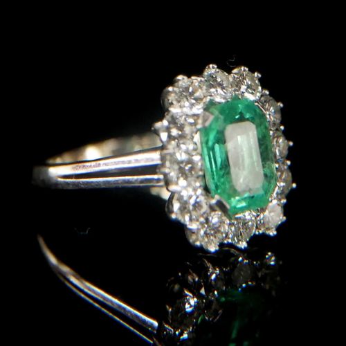 Null 
AN 18CT WHITE GOLD, NATURAL EMERALD AND DIAMOND CLUSTER RING. 




(emeral&hellip;