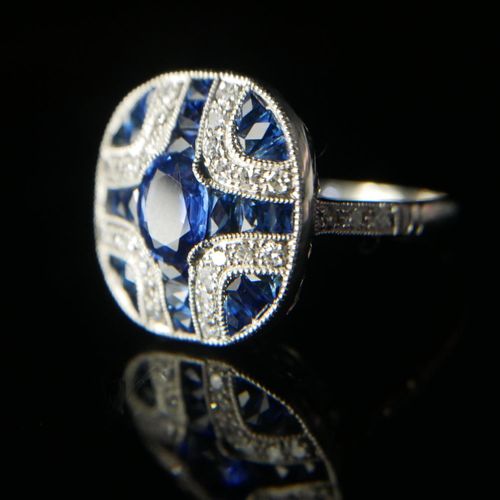 Null 装饰艺术风格的铂金、蓝宝石和钻石面板戒指

已装箱。

(尺寸N)