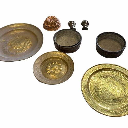 Null 19世纪青铜器和黄铜器系列

包括果冻模具，一对壁袋，三个圆形浮雕充电器，一对橡木桶形式的jardinières，以及一对青铜飞翼spinxes（现在&hellip;