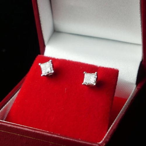 Null A PAIR OF 14CT WHITE GOLD AND PRINCESS CUT DIAMOND STUDS

Screw backs. 

(a&hellip;