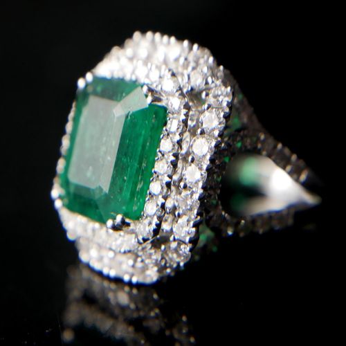 Null AN 18CT WHITE GOLD, EMERALD AND DIAMOND DOUBLE HALO RING. 

(Size K/L)