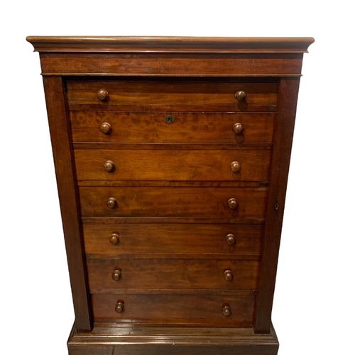 Null UNE COMMODE WELLINGTON SECRÈTE EN ACAJOU DE STYLE VICTORIEN

Les cinq tiroi&hellip;