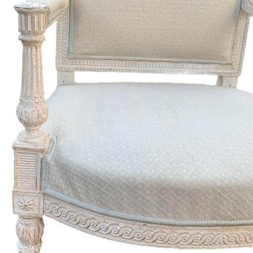Null 一套18世纪路易十六时期的木雕和彩绘沙龙家具

包括一对三座沙发和一套八人沙发，长方形的靠背，在软垫扶手上，用米色织物装饰，在锥形和凹槽腿上凸起。

&hellip;
