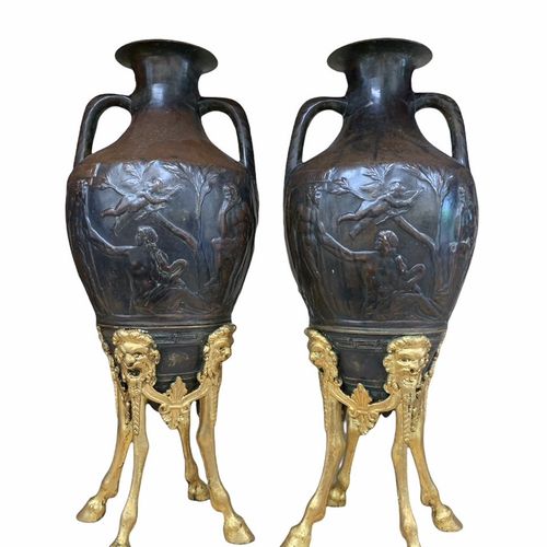 Null A PAIR OF 19TH CENTURY BRONZE AND PARCEL GILT URNS 

Cast with Neoclassical&hellip;